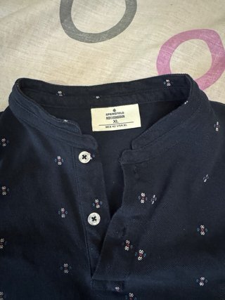 Polo azul oscuro con estampado