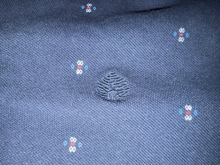 Polo azul oscuro con estampado