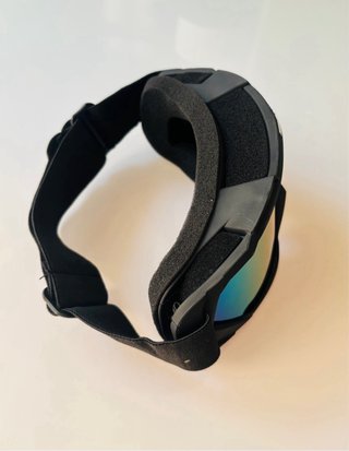 Gafas de esquí negras con lente espejada