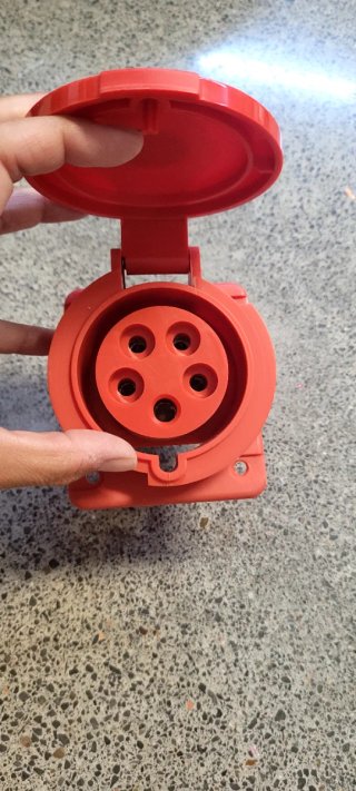 Base industrial Famatel 32A 200/346V IP44