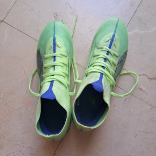 Botas de fútbol verdes y azules