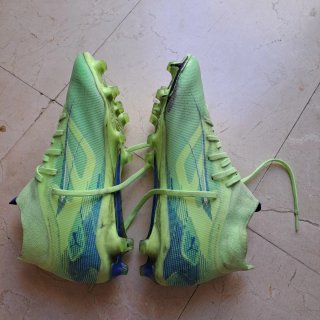 Botas de fútbol verdes y azules