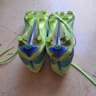 Botas de fútbol verdes y azules