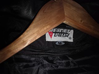 Chaqueta Dainese Moto Deportiva Negra/Blanca.