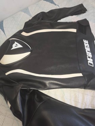Chaqueta Dainese Moto Deportiva Negra/Blanca.