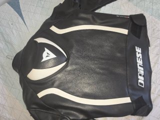 Chaqueta Dainese Moto Deportiva Negra/Blanca.