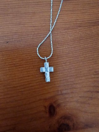 Collana con croce luminosa