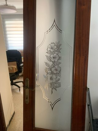 Puerta de paso con cristal decorativo grabado