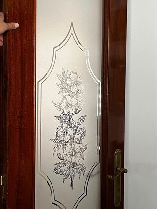 Puerta de paso con cristal decorativo grabado