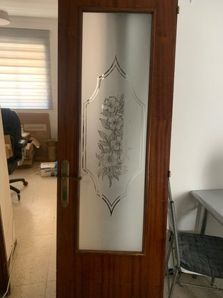 Puerta de paso con cristal decorativo grabado