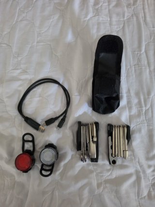 Luces y multiherramienta para bici