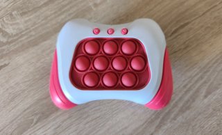 Juguete interactivo con botones. Juego tipo Simon.