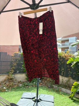 Falda Zara Estampada Roja y Negra