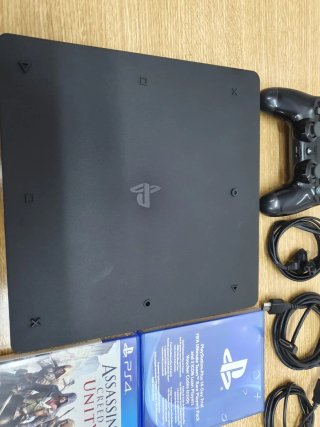 PS4 Slim 1TB Negra + Assassin's Creed Unity