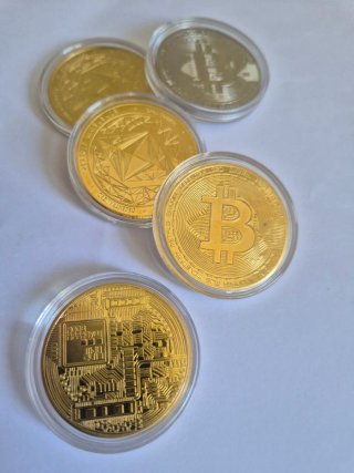 5 Monedas Bitcoin y Ethereum en Cápsula