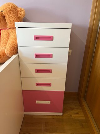 Habitación infantil completa: cama, armario y esta