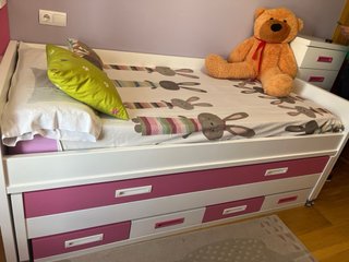 Habitación infantil completa: cama, armario y esta