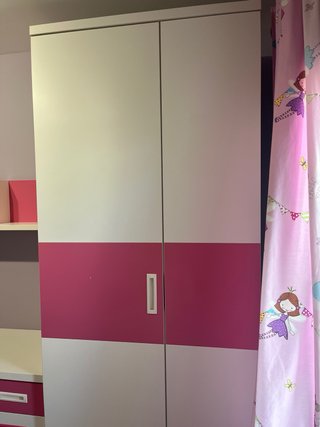 Habitación infantil completa: cama, armario y esta