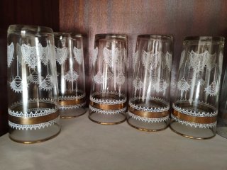 Juego de 5 vasos dorados con diseño