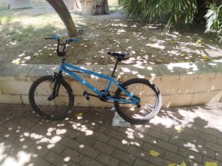 Bicicleta BMX azul cambio por patín que esté bn