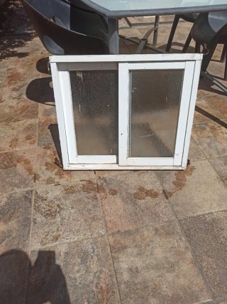 Ventana de aluminio blanca