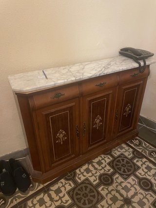 Mueble de entrada de madera y mármol