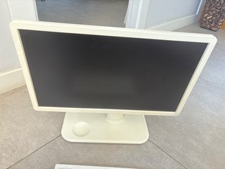 Pantalla y teclado ordenador sobremesa