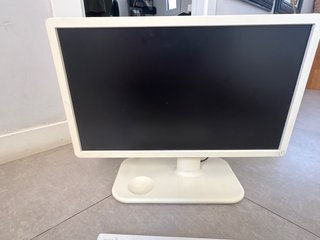 Pantalla y teclado ordenador sobremesa
