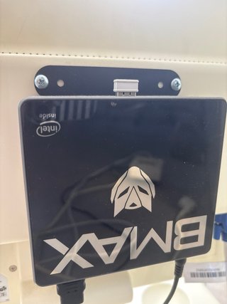 Pantalla y teclado ordenador sobremesa