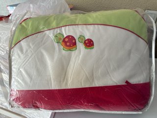 Cuna de bebé con colchón y protector