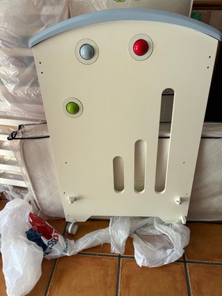 Cuna de bebé con colchón y protector