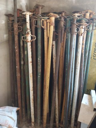 Puntales de obra metálicos