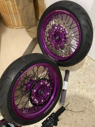 Llantas Supermotard SM Moradas con neumaticos