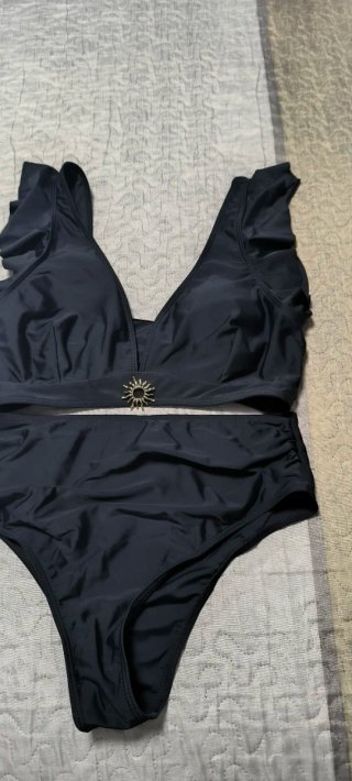 Bikini negro con volantes y estrella de mar