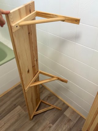 Estantería de madera con escuadras