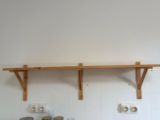 Estantería de madera con escuadras
