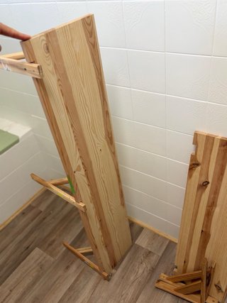 Estantería de madera con escuadras
