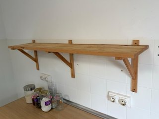 Estantería de madera con escuadras
