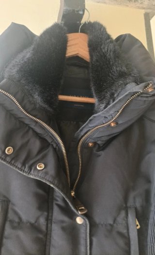 Cazadora acolchada negra con cuello alto