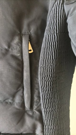 Cazadora acolchada negra con cuello alto