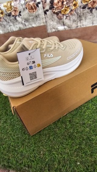 Zapatillas Fila Beige y Blancas