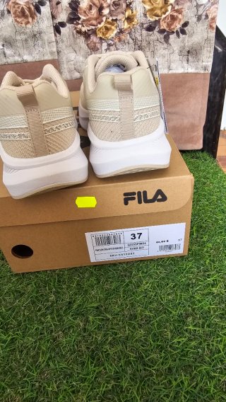 Zapatillas Fila Beige y Blancas