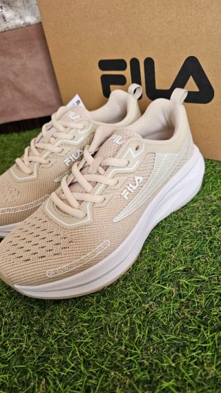 Zapatillas Fila Beige y Blancas