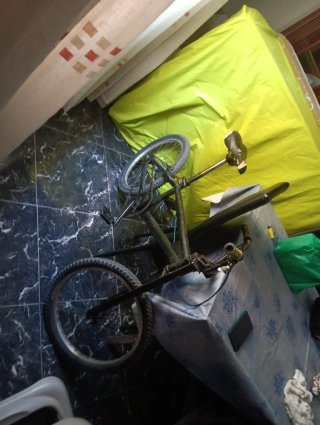 Bicicleta bmx tiene el manillar partio