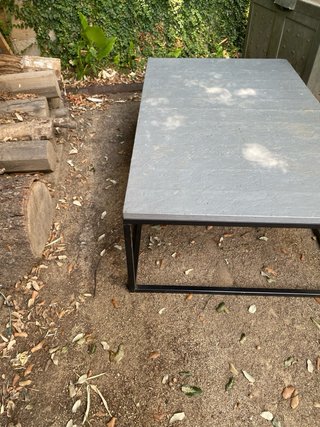 Mesa de centro moderna metal y piedra