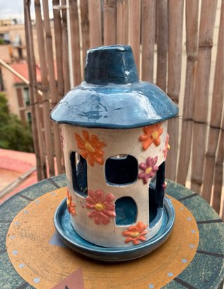 Cenitero cerámica casa flores azul naranja