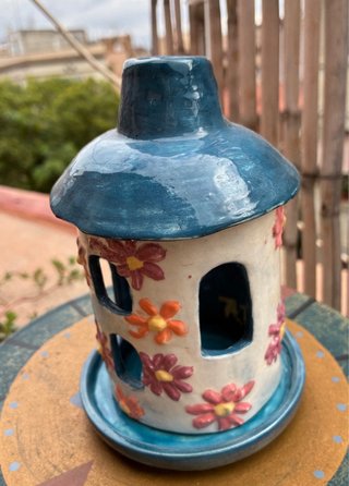 Cenitero cerámica casa flores azul naranja