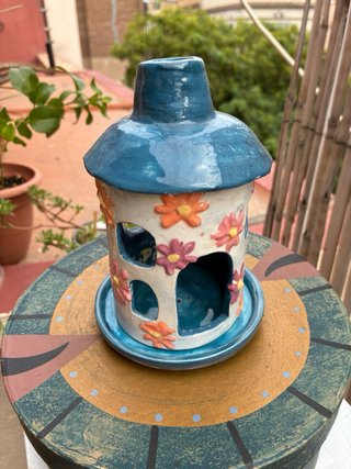 Cenitero cerámica casa flores azul naranja