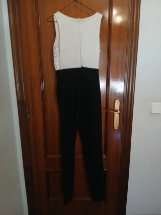 Mono elegante blanco y negro con pedrería