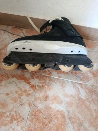 Patines agresivos negros y blancos